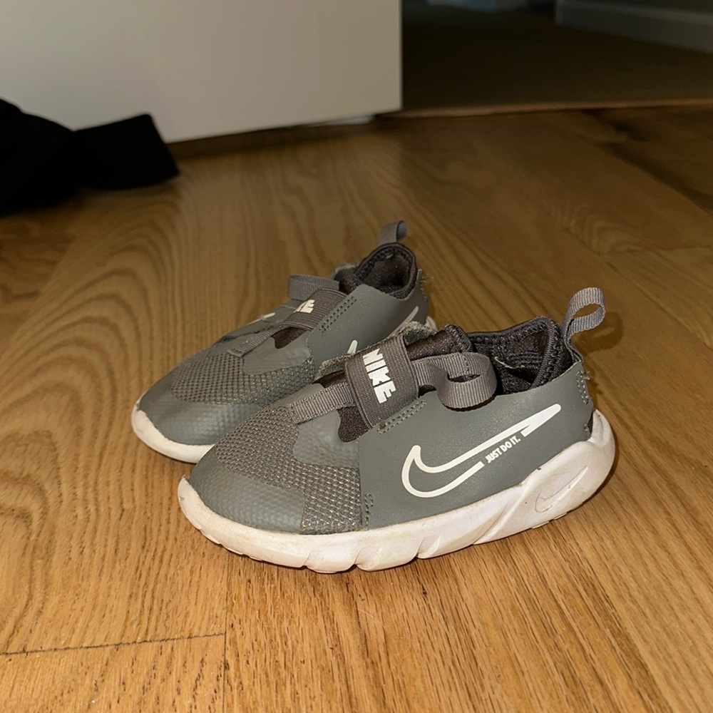 Nike flex tennis shoes/sneakers.